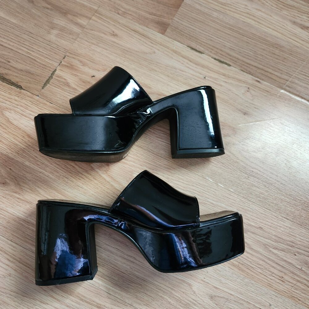 Public Desire plataform mules in black patent - Picture 6 of 7